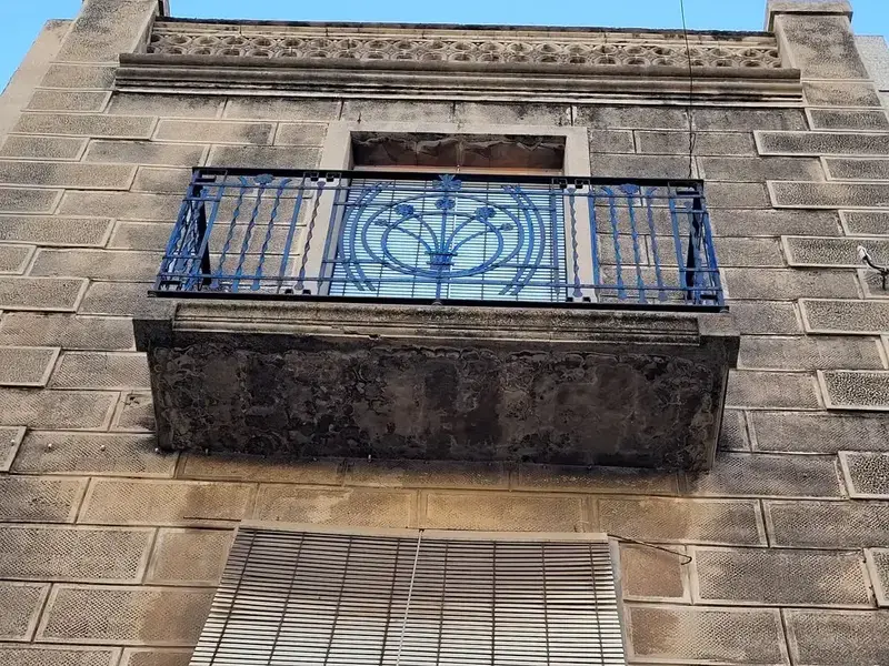 Sanierungsbedürftiger Balkon