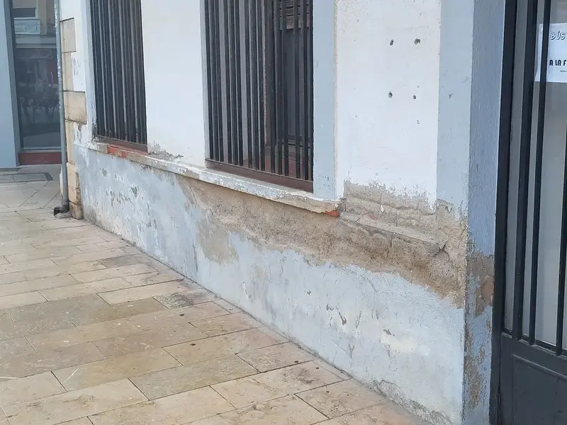 Feuchteschaden am Sockel einer Fassade